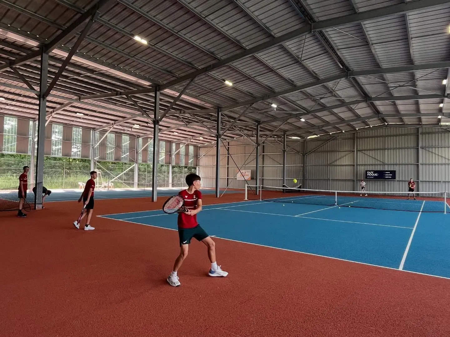 Courts de tennis n°3 et n°4 avec structure couverte et panneaux solaires à Cloyes-les-Trois-Rivières