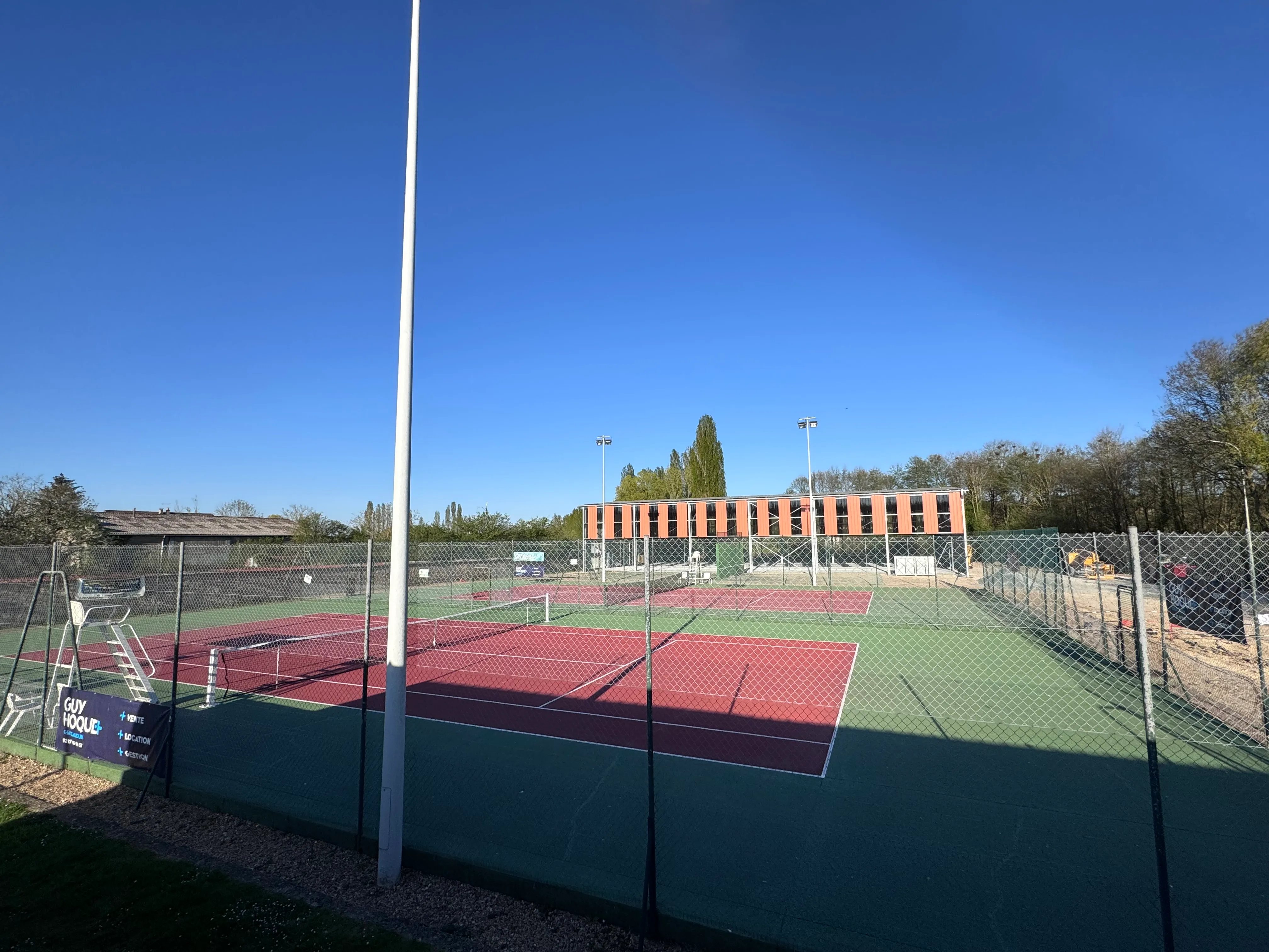Vue de l'ensemble des courts nouvelles scructures terrains 3 et 4