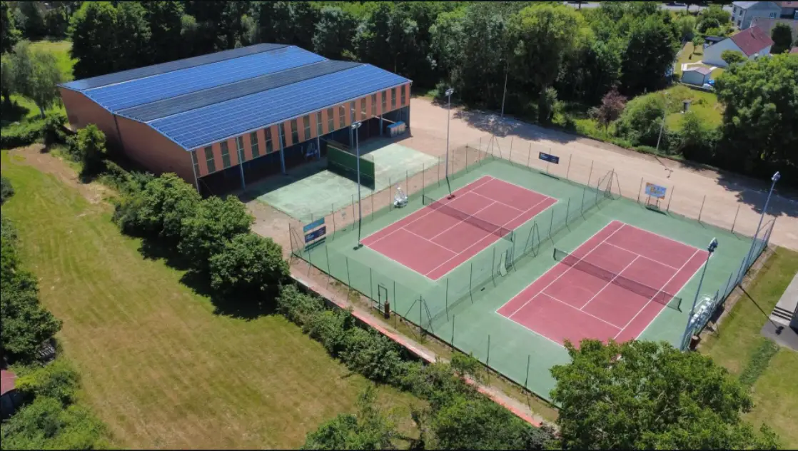 Terrain de tennis filmer par un drone