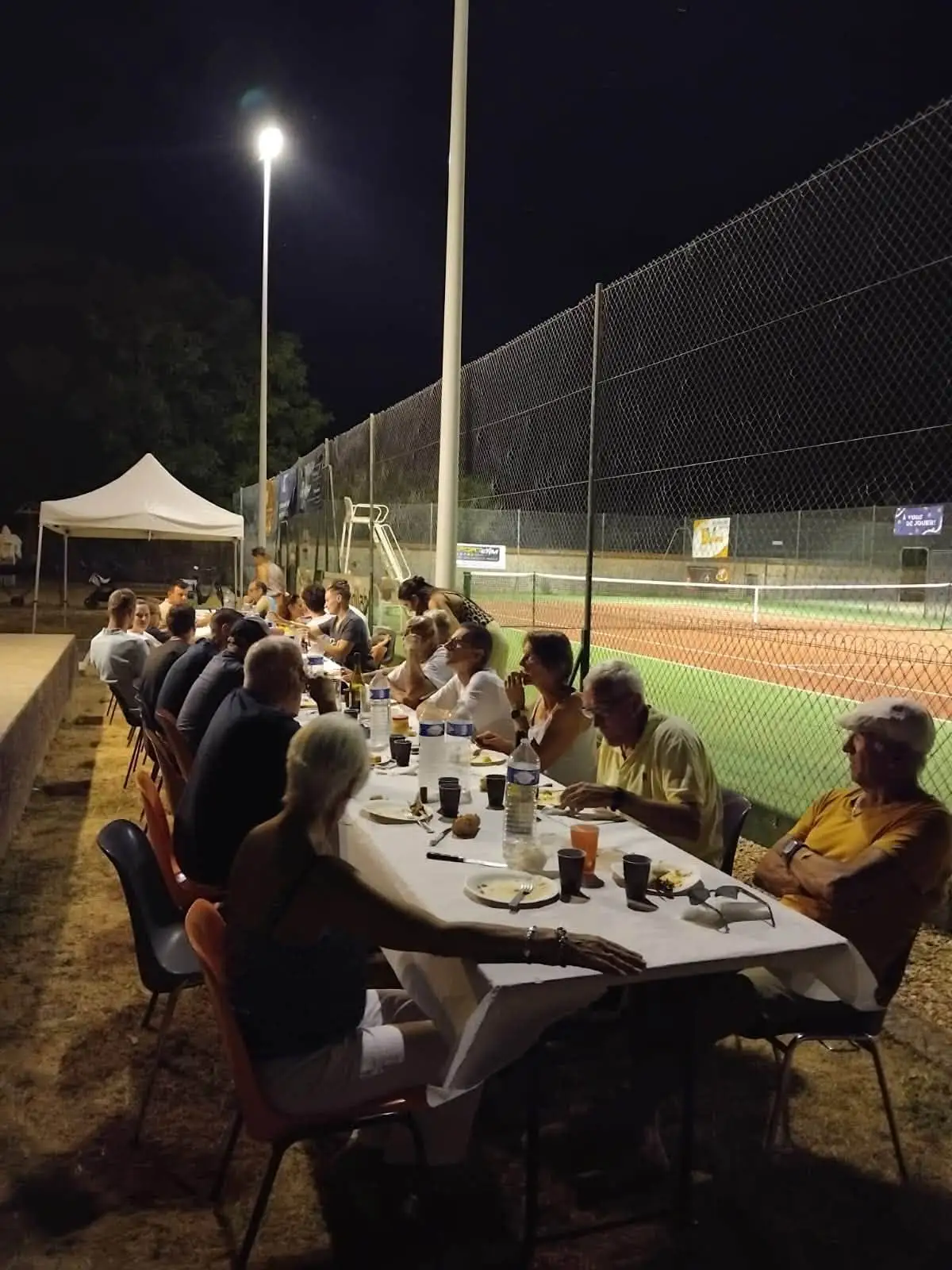 Repas de tournoi de tennis en extérieur