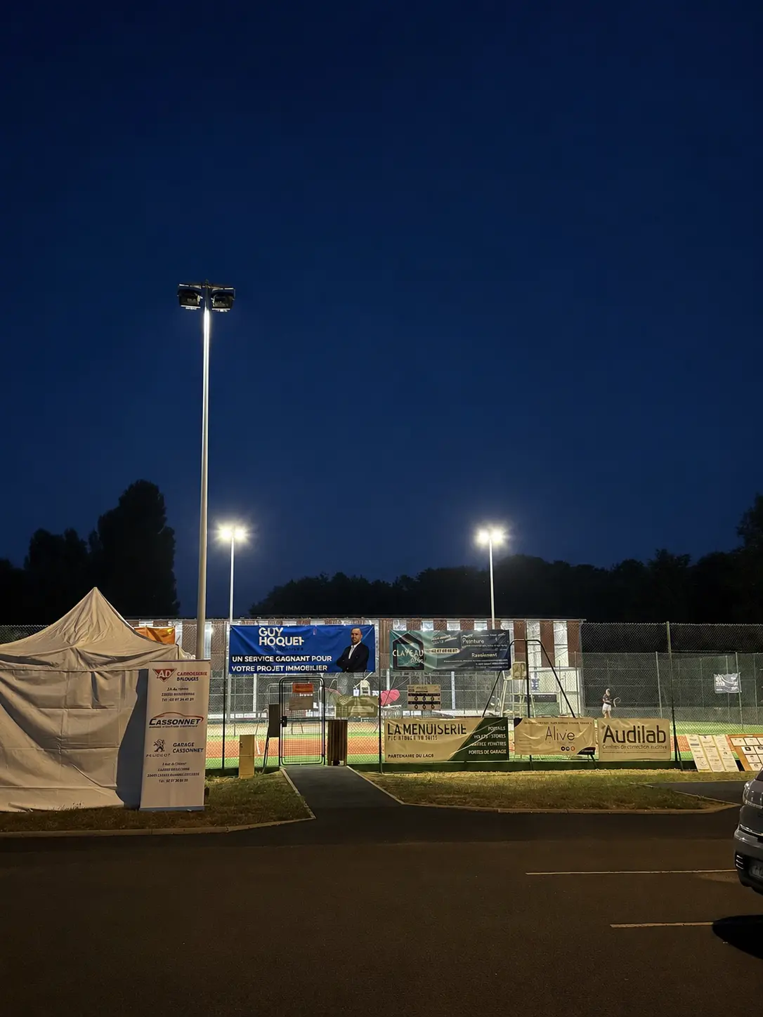 Vue du parking des terrains de tennis de nuit